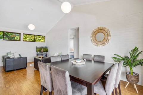 Quaint 2-Bed Beach Abode With Ocean Views - Tourism Noosa 1