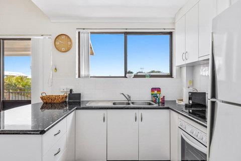 Quaint 2-Bed Beach Abode With Ocean Views - Tourism Noosa 2