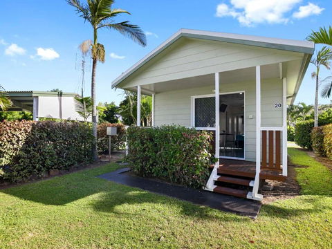 Queens Beach Tourist Village - Tourism Noosa 1