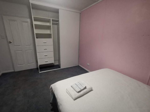 Quiet Room With Off Street Parking In Hobart - Tourism Noosa 0