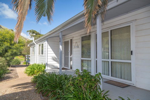 At The Beach - 54 Elizabeth Crescent - Tourism Noosa 3