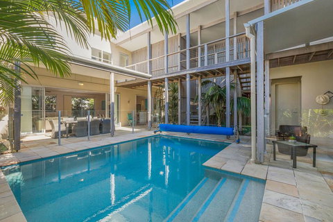 Augusta House - Tourism Noosa 0