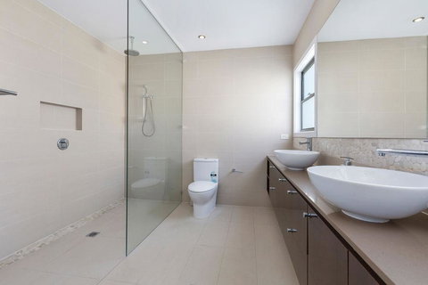 Augusta House - Tourism Noosa 3