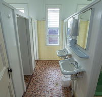 Australian Hotel - Tourism Noosa