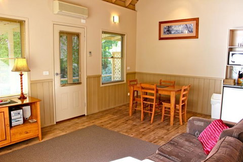 Autumn Leaf Cottage 1 - Tourism Noosa 2