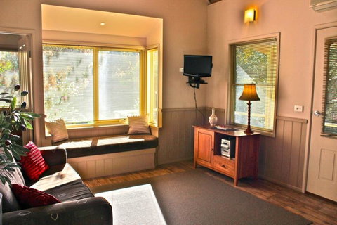 Autumn Leaf Cottage 1 - Tourism Noosa 1