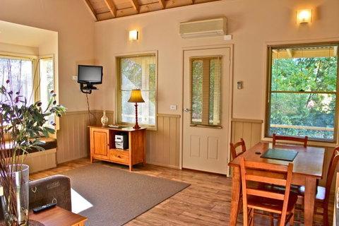 Autumn Leaf Cottage 1 - Tourism Noosa 0