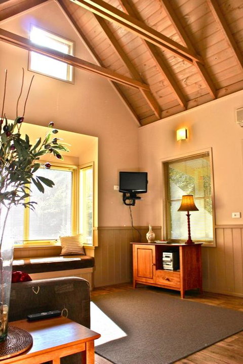 Autumn Leaf Cottage 1 - Tourism Noosa 3