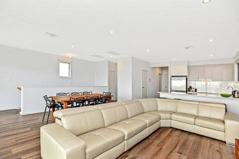 Avaya - Sellicks Beachfront Getaway - WiFi - Tourism Noosa 3