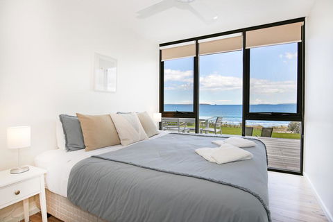 Azure Absolute Beachfront - Pet Friendly - Tourism Noosa 3