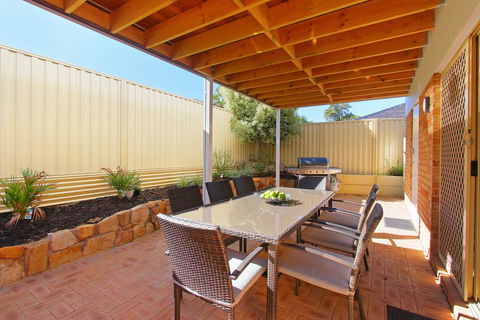 Azure Villa - Tourism Noosa 3