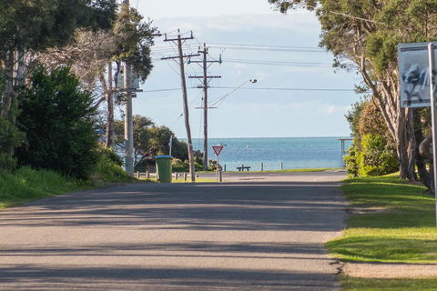 Bay Beach Beauty - Tourism Noosa 0