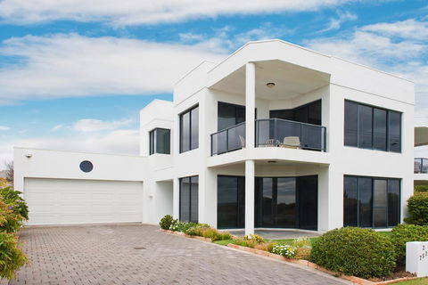 Bayside Beauty - Tourism Noosa 1