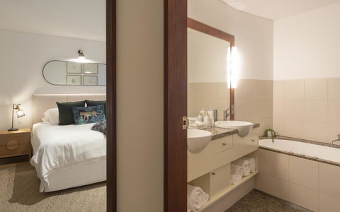 Beach Suites - Tourism Noosa 1