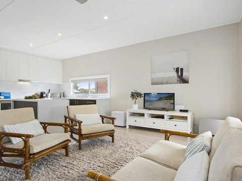 Beachbreak - Fall Asleep To The Sound Of The Ocean - Tourism Noosa 2