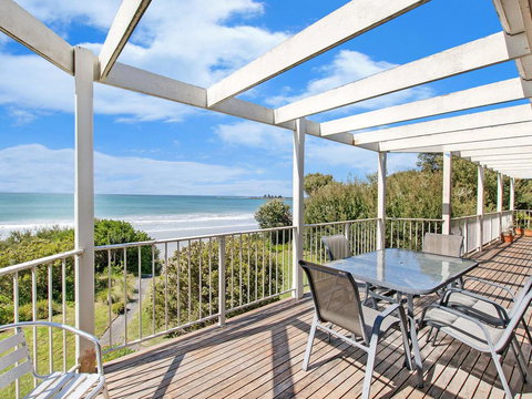 Beachfront - Tourism Noosa 0