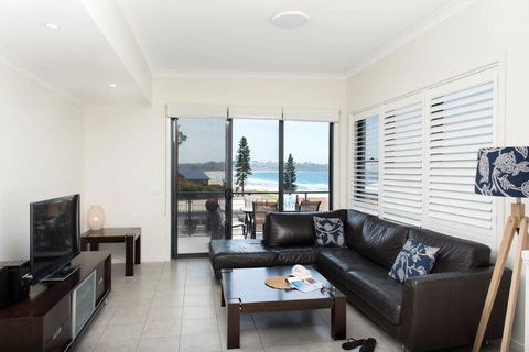 Beachfront 8 - Tourism Noosa 3