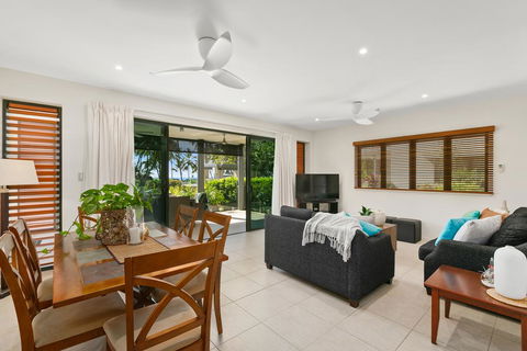 Beachfront Apartment With Ocean Views - Tourism Noosa 2