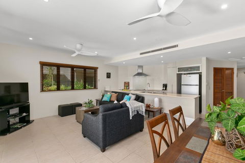 Beachfront Apartment With Ocean Views - Tourism Noosa 3