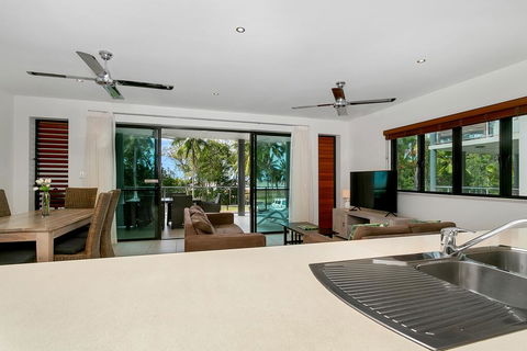 Beachfront Apartment With Ocean Views (4) - Tourism Noosa 3
