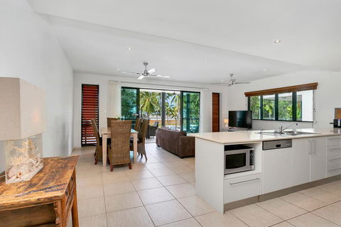 Beachfront Apartment With Ocean Views (4) - Tourism Noosa 2