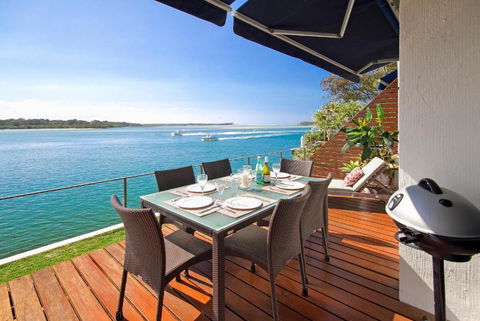 Riverfront Apartment, Perfect Location - Tourism Noosa 1