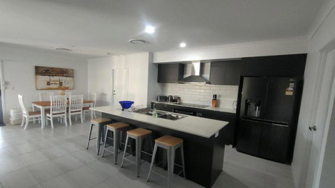 Relax Poolside By The Canal - Tourism Noosa 2