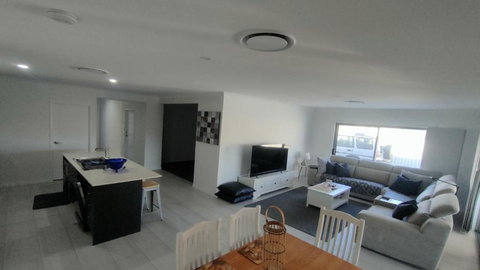 Relax Poolside By The Canal - Tourism Noosa 3