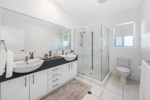 Retreat In The Heart Of Alex - 3BR Sleeps 11, Pool - Tourism Noosa 2