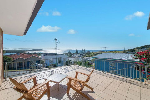 Retro Beach House - Tourism Noosa 0