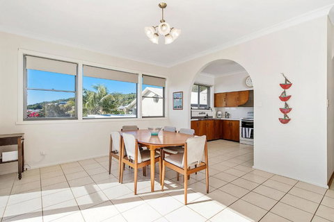 Retro Beach House - Tourism Noosa 3