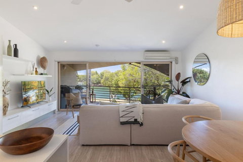 Riverfront Luxury, Poolside, Near Hastings - Tourism Noosa 3