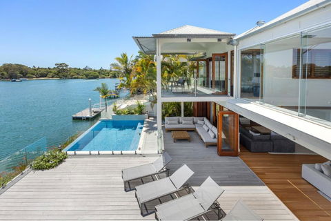 Riverside Elegance On Noosa Parade - Tourism Noosa 0