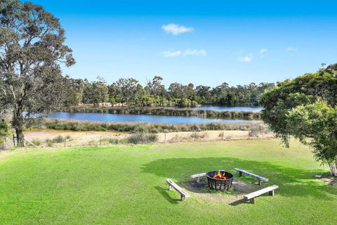 Roads End With Games Barn Ponies Alfresco Dining - Tourism Noosa 3