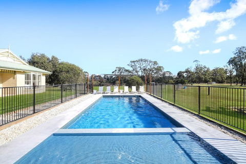 Roads End With Games Barn Ponies Alfresco Dining - Tourism Noosa 1