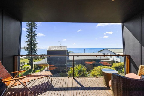 Rock Ledge - Tourism Noosa 0