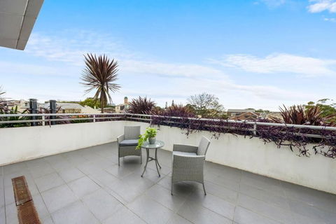 Rooftop 2 Bed Apt With Terrace At Newtown - Tourism Noosa 3
