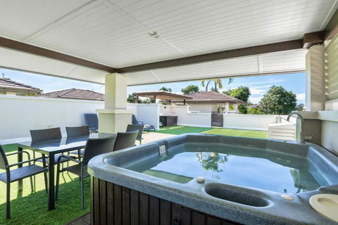 Rooftop Tranquility At Stunning Temple Resort - Tourism Noosa 0