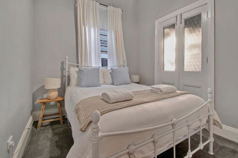 Rose Cottage - Stroll To CBD, Leafy Setting - Tourism Noosa 2