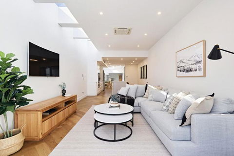 Royal Redfern I90 - Tourism Noosa 0
