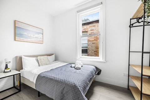 Rustic Double Room - Central Location In Kensington - Shared Bathroom - Tourism Noosa 0