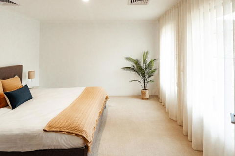 Salhus - Sleep In King Beds & Easy Walk To Town - Tourism Noosa 3