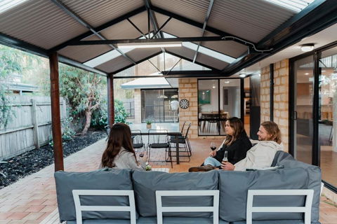 Salhus - Sleep In King Beds & Easy Walk To Town - Tourism Noosa 0