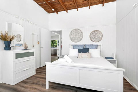 Sally Beach House With Ocean Views - Tourism Noosa 2