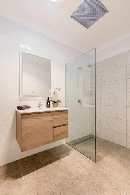 Salt & Pepper; Beautiful Town House In Margs! - Tourism Noosa 2