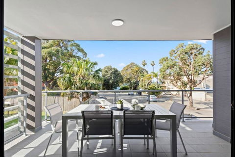 Saltwater Escape - Contemporary Seaside Stunner - Tourism Noosa 3