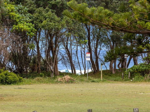 Salty Kisses On Marine Parade - Tourism Noosa 1