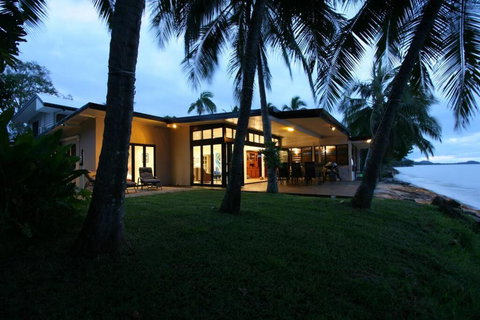 Sandcastle Retreat - Absolute Cairns Beachfront - Tourism Noosa 2