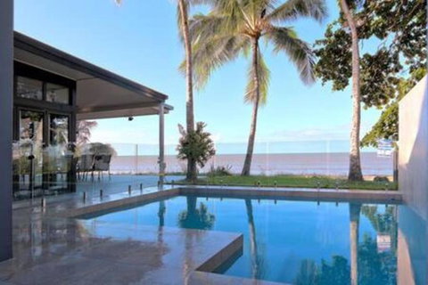 Sandcastle Retreat - Absolute Cairns Beachfront - Tourism Noosa 0