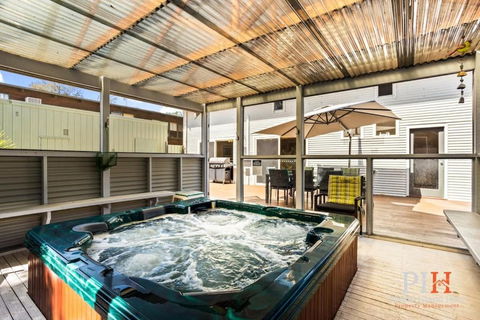 Sandy Bay Getaway W Spa 4 Bdr - Tourism Noosa 1